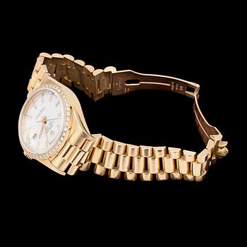 ARMBANDSUR, Rolex, Oyster Perpetual Day-date, guld med briljantslipade diamanter, 1977.