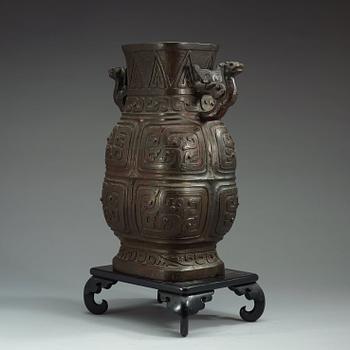 A bronze hu, Qing dynasty (1644-1912).