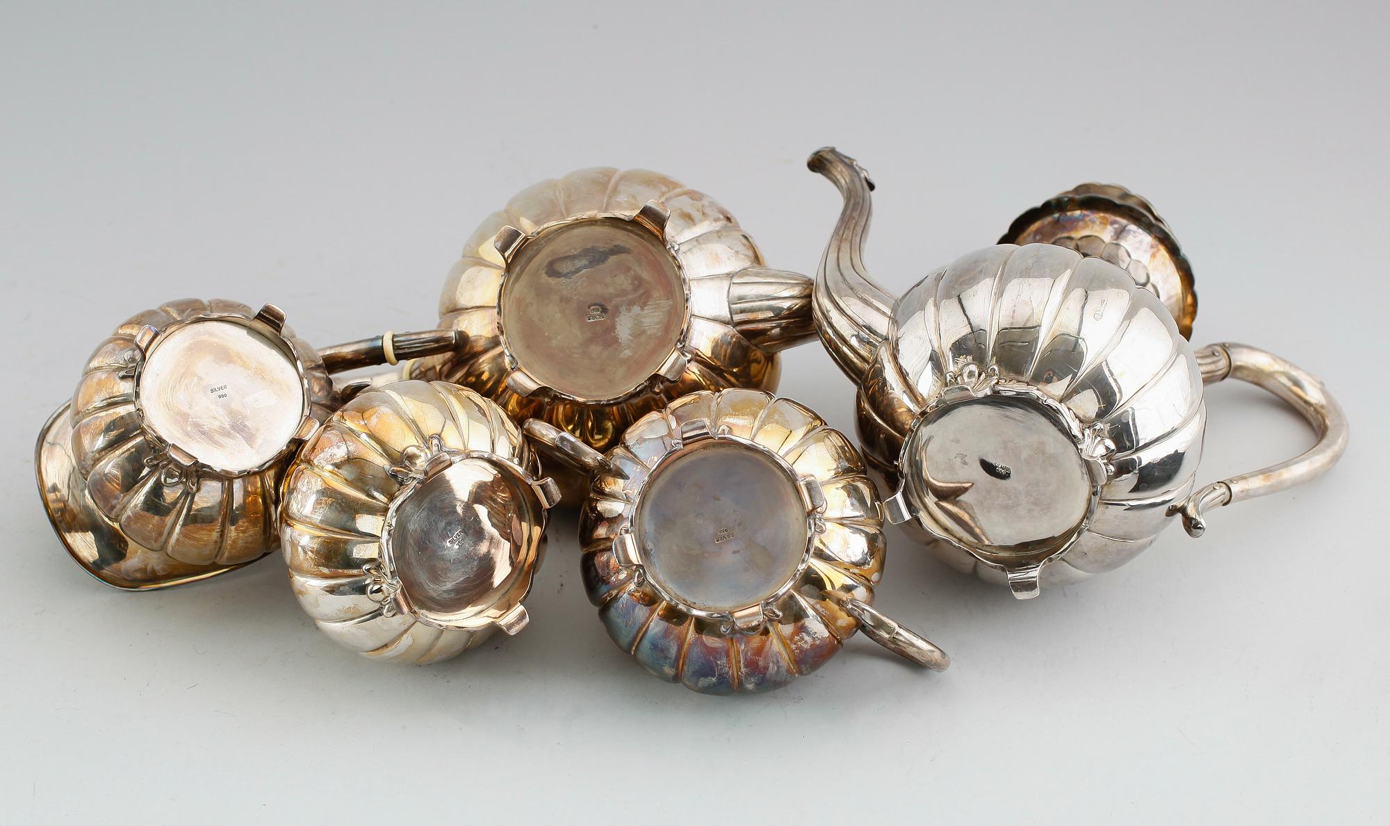 TE- OCH KAFFESERVIS, 5 delar, silver, 1900-talets första hälft. Vikt ca 2180 gram.