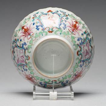 A famille rose bowl, Qing dynasty, Qianlong (1736-95).