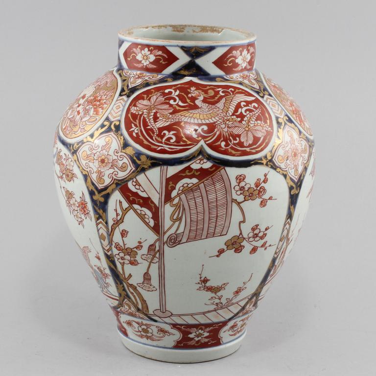 URNA, porslin, Japan, omkring sekelskiftet 1900.