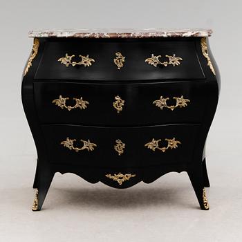 BYRÅ, rokokostil, 1900-talets andra hälft.