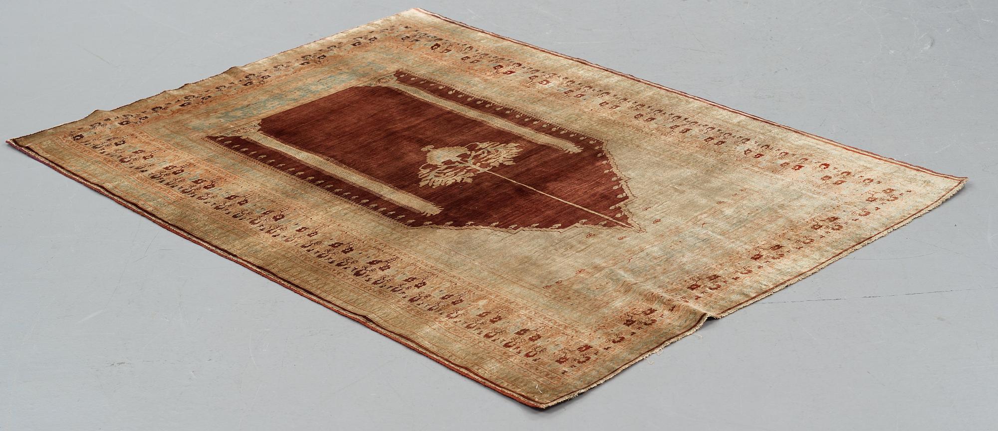 MATTO, an antique silk Tabriz, ca 161,5-163,5 x 121,5-124,5 cm.