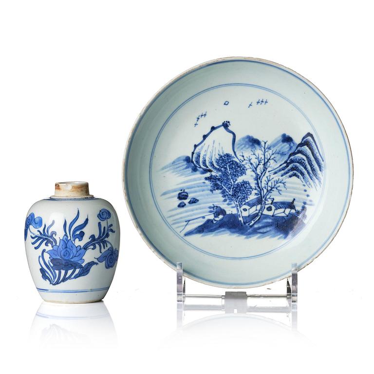 A blue and white dish and tea caddy, Tianqi/Chongzhen, mid 17th century.
