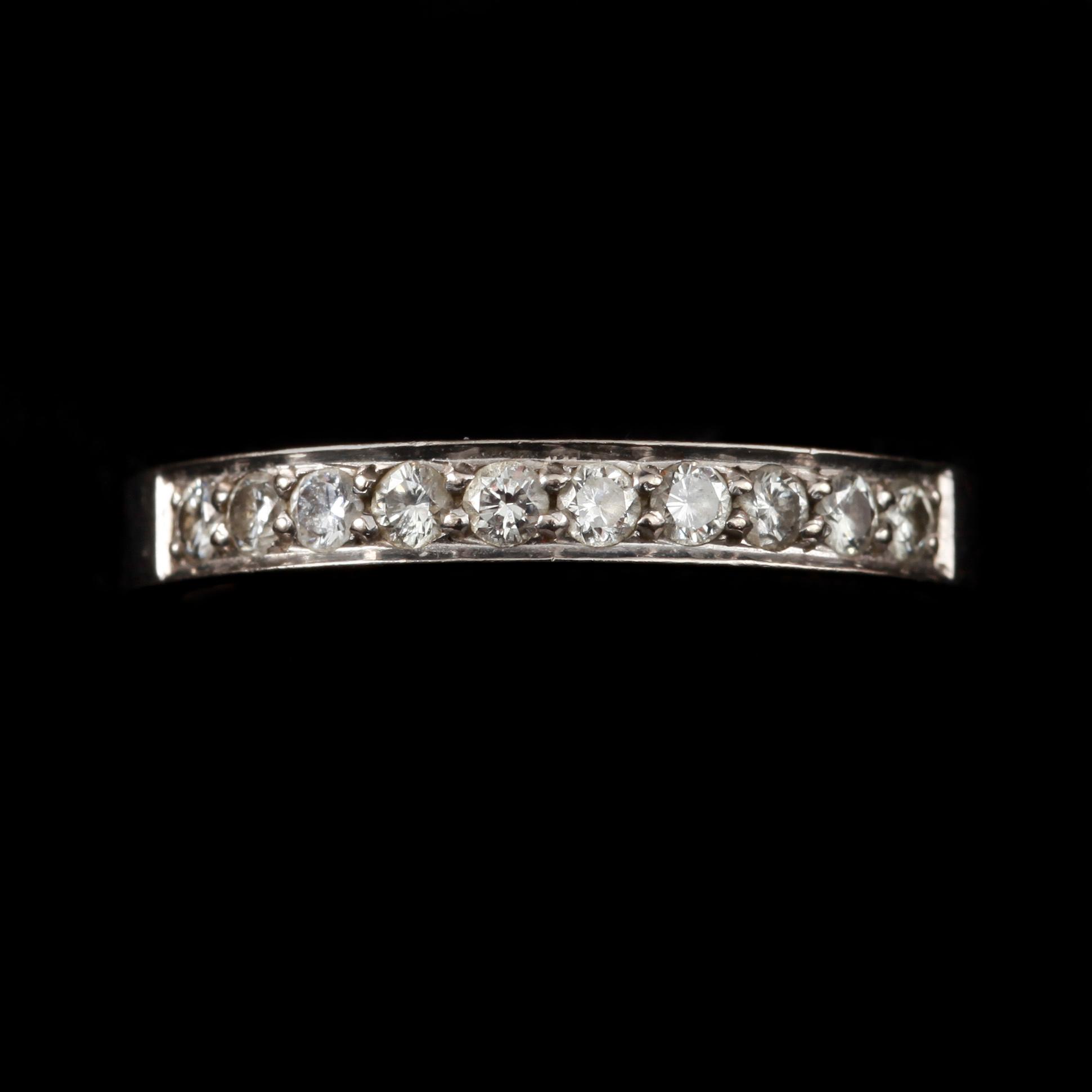 RING, 18 k vitguld med briljantslipade diamanter, tot ca 0,35 ct. Göteborg 1974. Vikt 3,8 g.