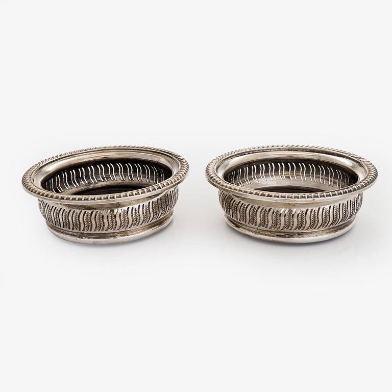 Barker Ellis Silver Co, Coasters, ett par, sterlingsilver och trä,Birmingham 1968.