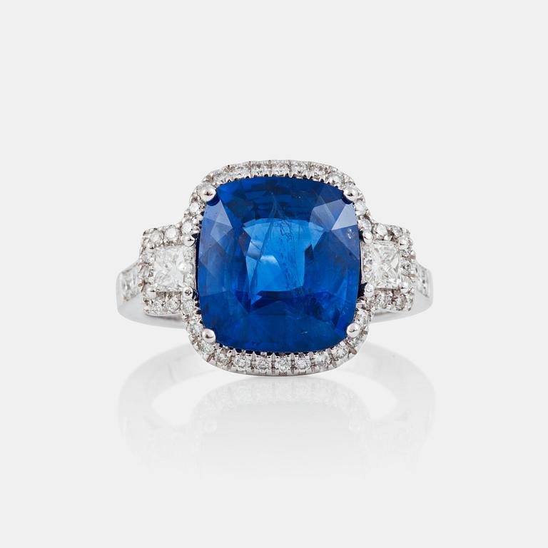 A sapphire, 6.81 cts, and diamond, 0.85 ct, ring. Weights according to engraving.