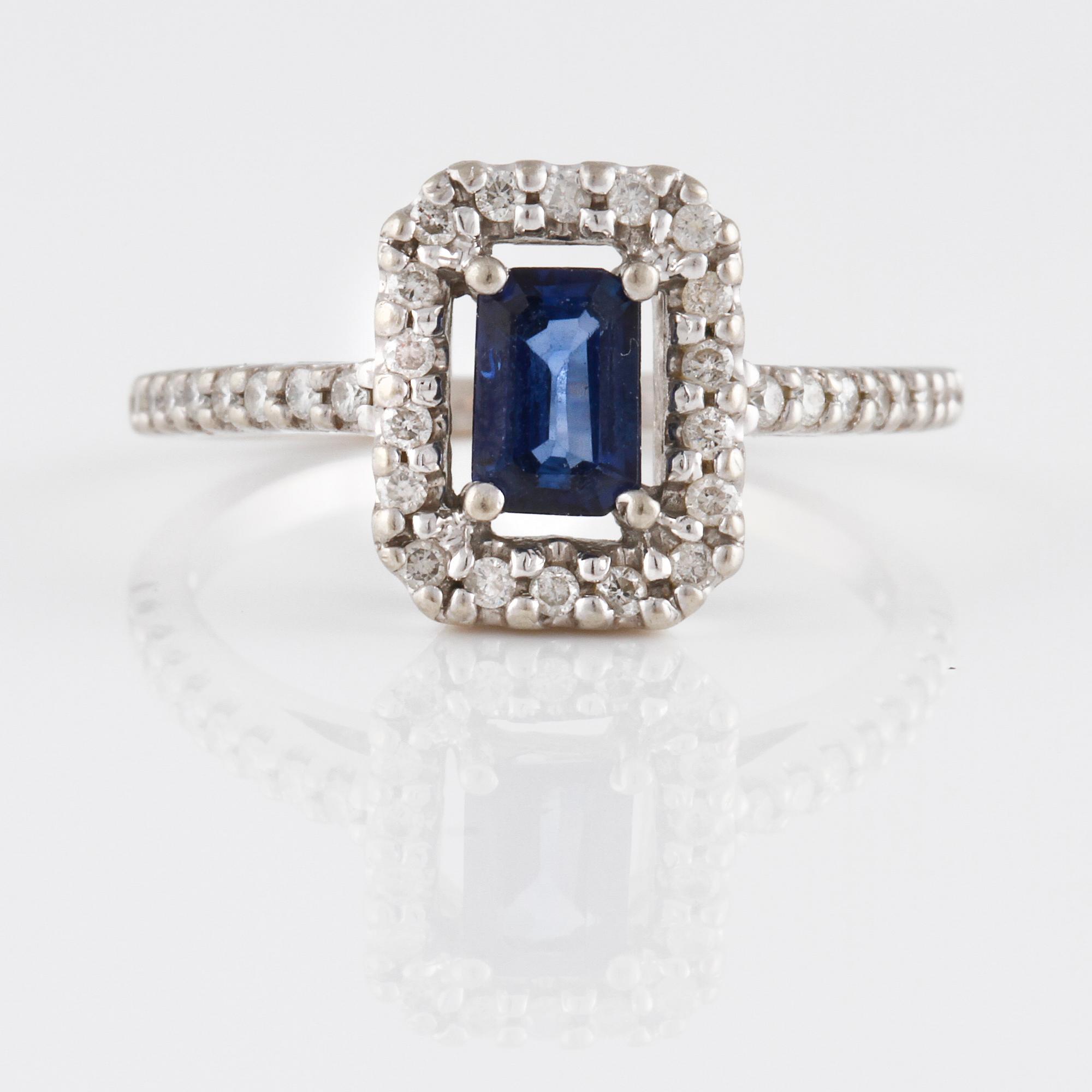 RING, 14K guld med briljantslipade diamanter samt fasettslipad blå safir. Vikt 3,8 gram.