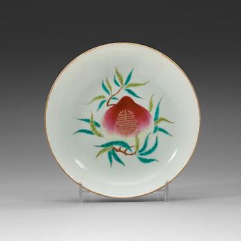 362. A Republic dish with Qianlong seal mark, 20th Century.