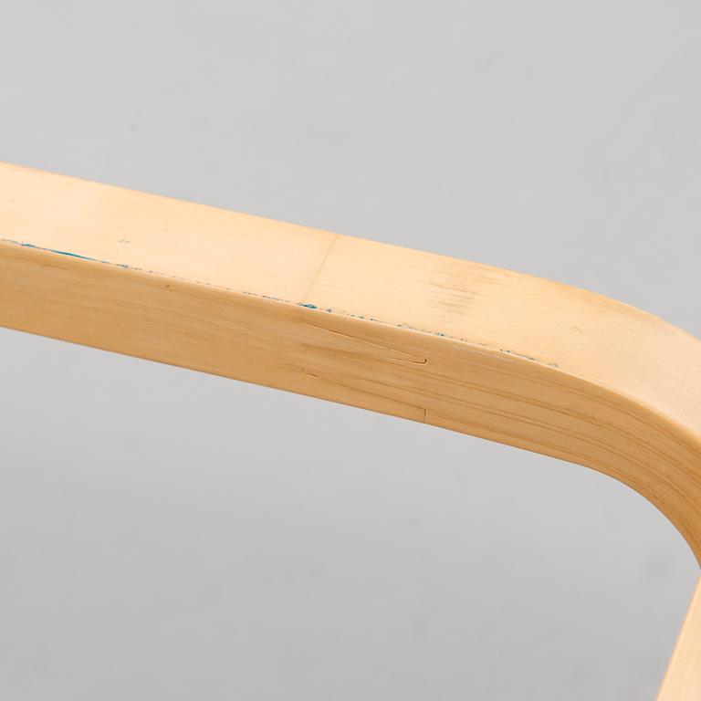 Alvar Aalto 'Y805B' coffee table for Artek 1970s.