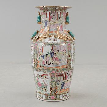 GOLVURNA, porslin, Kina, 1900-talets andra hälft.