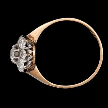 RING, guld 18k, med 9 st briljantslipade diamanter, tot ca 0,45 ct. Vikt ca 4 g.