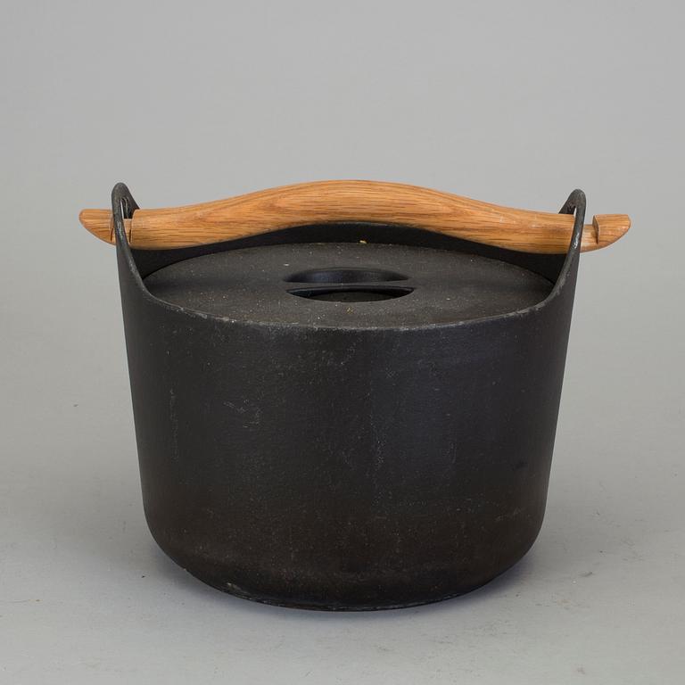 TIMO SARPANEVA, 4 stycken grytor, gjutjärn och emalj, Rosenlew, Finland.