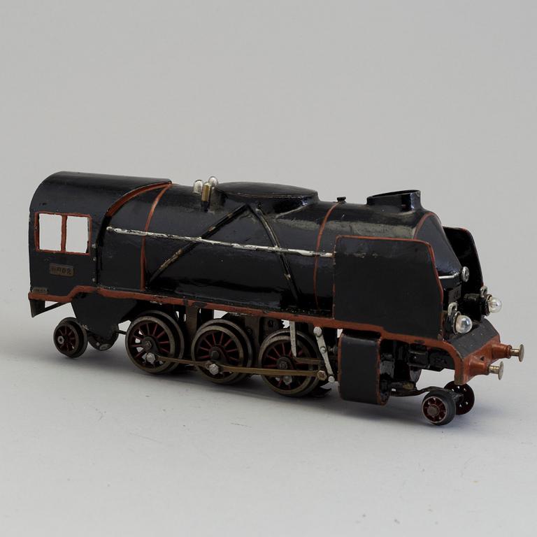 18 parts of modelltrains including Märklin, Bing Wercke, Karl Bub Germany, first half of the 20th century.