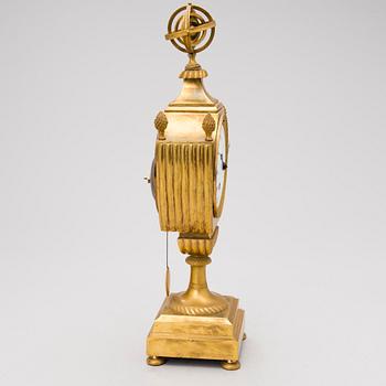BORDSUR, brännförgylld brons, signerad Lepaute á Paris, 1700-talets slut/1800-talets början.