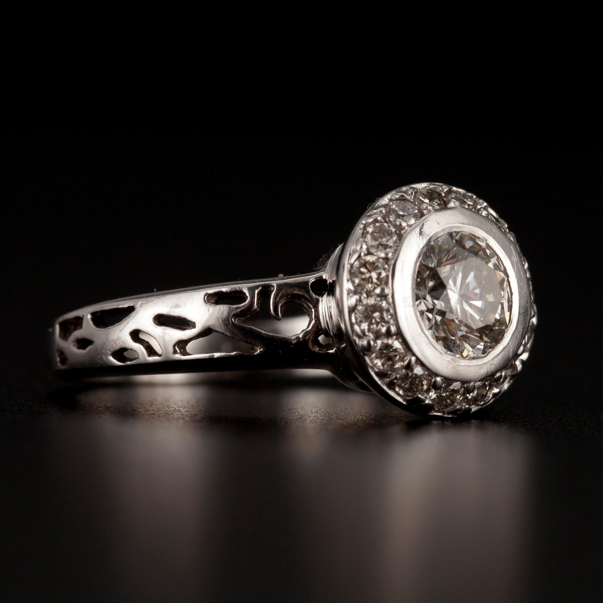 RING, vitguld 14K, briliantslipade diamanter totalt 0,76 ct. (1x 0,60 ct och 16x 0,01ct).