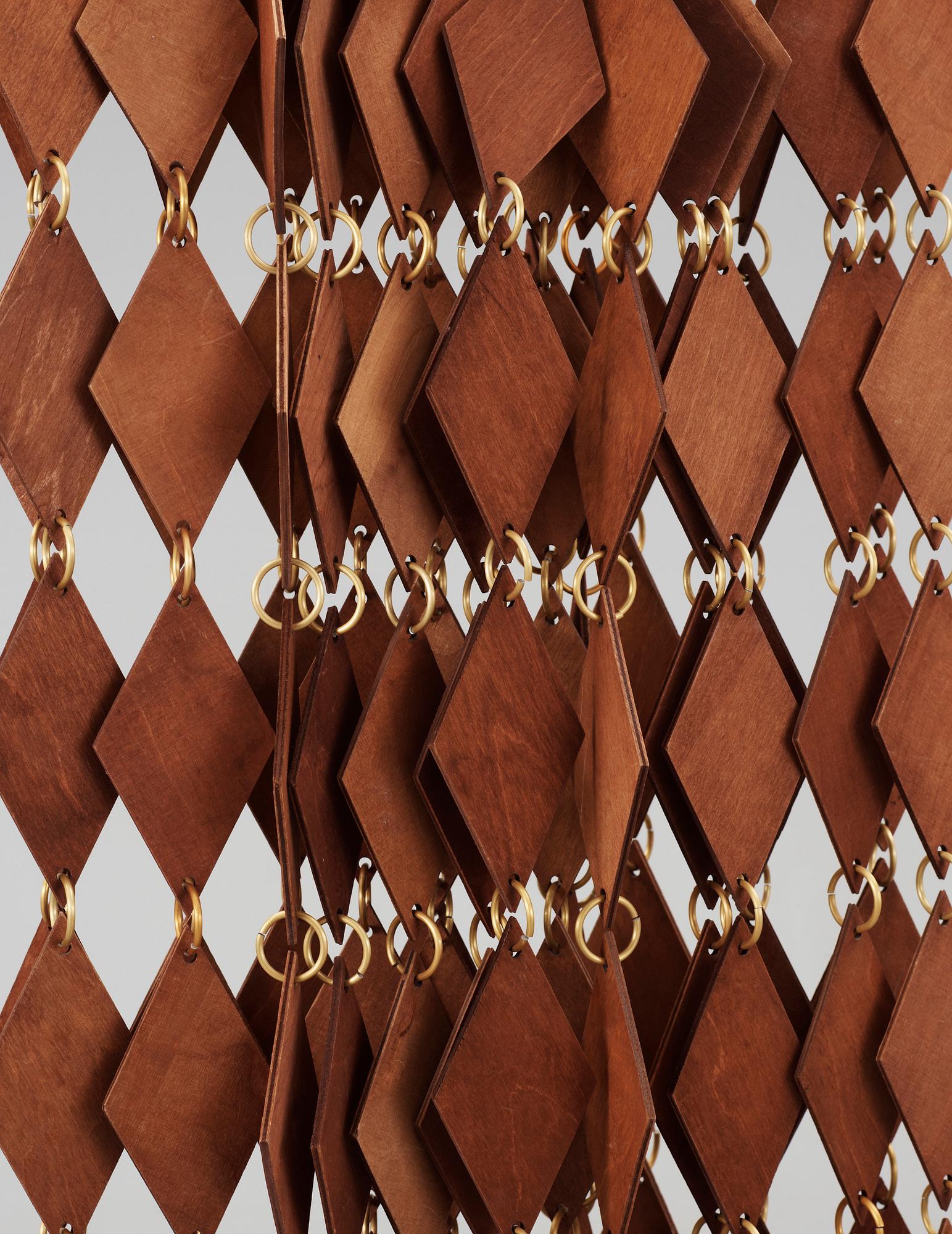 DRAPERI, träromber och gulmetallringar. 1900-tal.