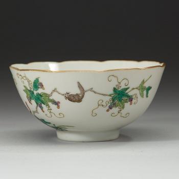 A bowl decorated with squirrels among grapes, late Qing dynasty (1644-1912).