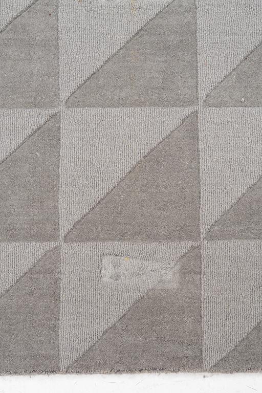 Carpet. Layered, approx. 400 x 300 cm.