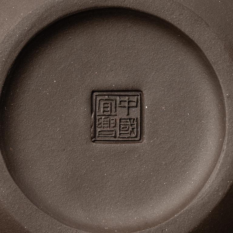 A group of three Chinese yixing teapots, 1970/80s.