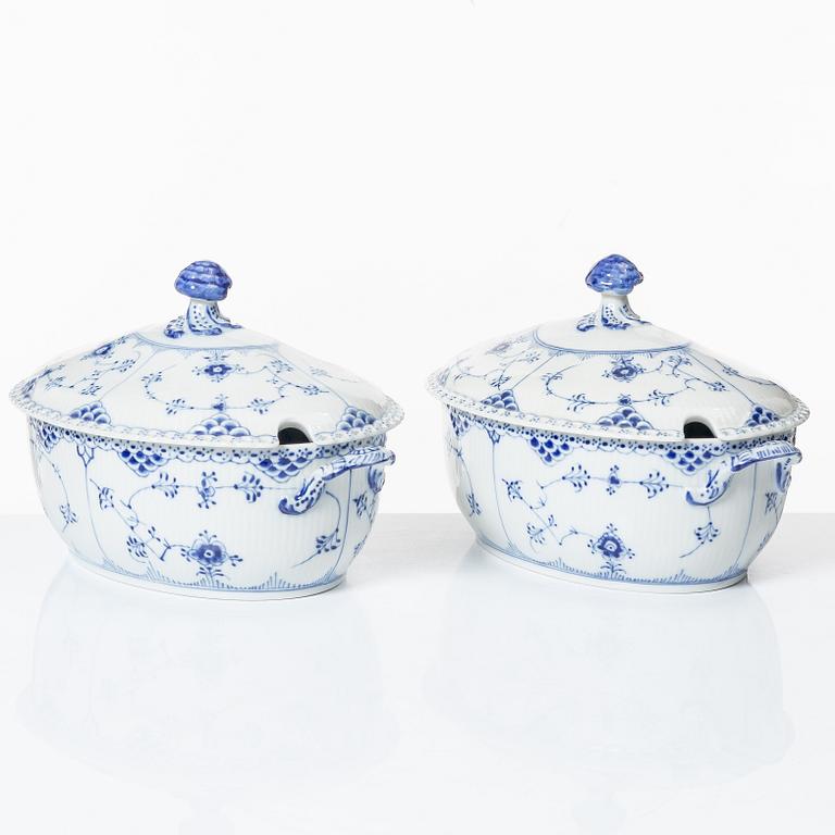 Royal Copenhagen, terriner med lock, ett par, "Musselmalet Helblonde", Danmark, 1979-83.