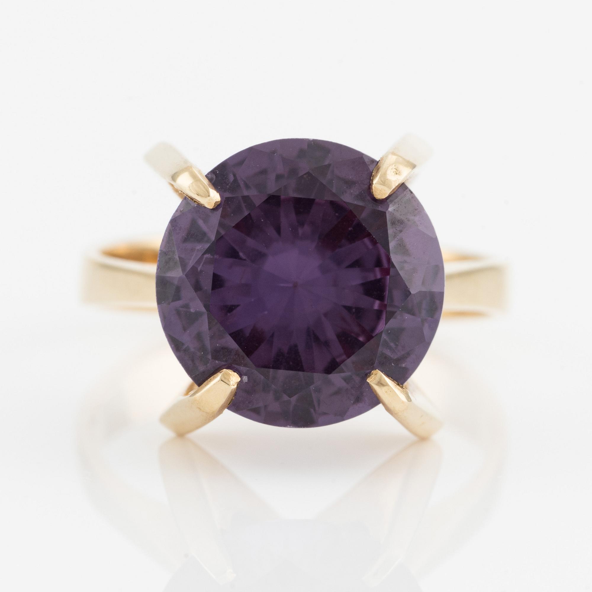 Ring 14K guld med en syntetisk färgväxlande safir.