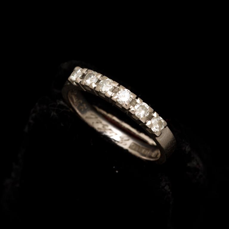 RING, 18k vitguld med 6 st briljantslipade diamanter ca 0,30 ct. Örns Juvelatelje, Göteborg, 1972. Vikt ca 3 g.