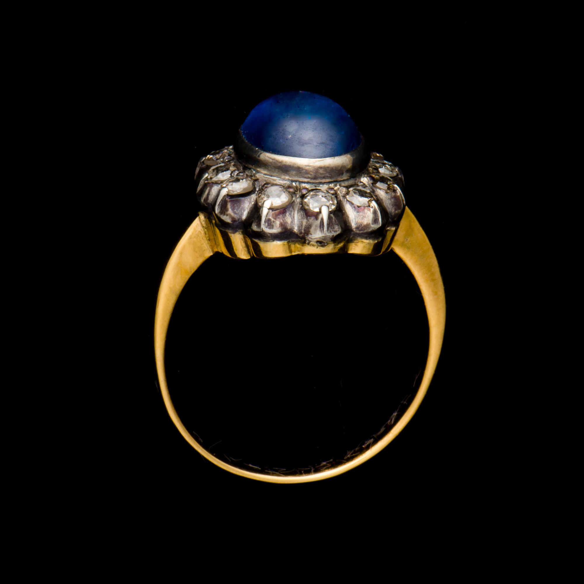 RING, 14K (56) guld, cabochonslipad safir, rosenslipade diamanter. Vikt ca 4,4 g.