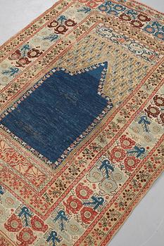 A RUG, an antique Gördes (Ghiordes) prayer rug, second half of the 18th century, ca 167-170 x 120-123 cm.