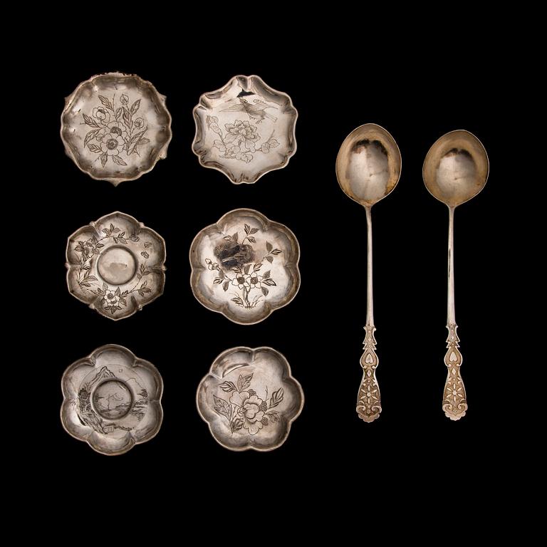 SKEDAR 2 ST, UNDERLAG 6 ST, silver, Kina, vikt 286 g.