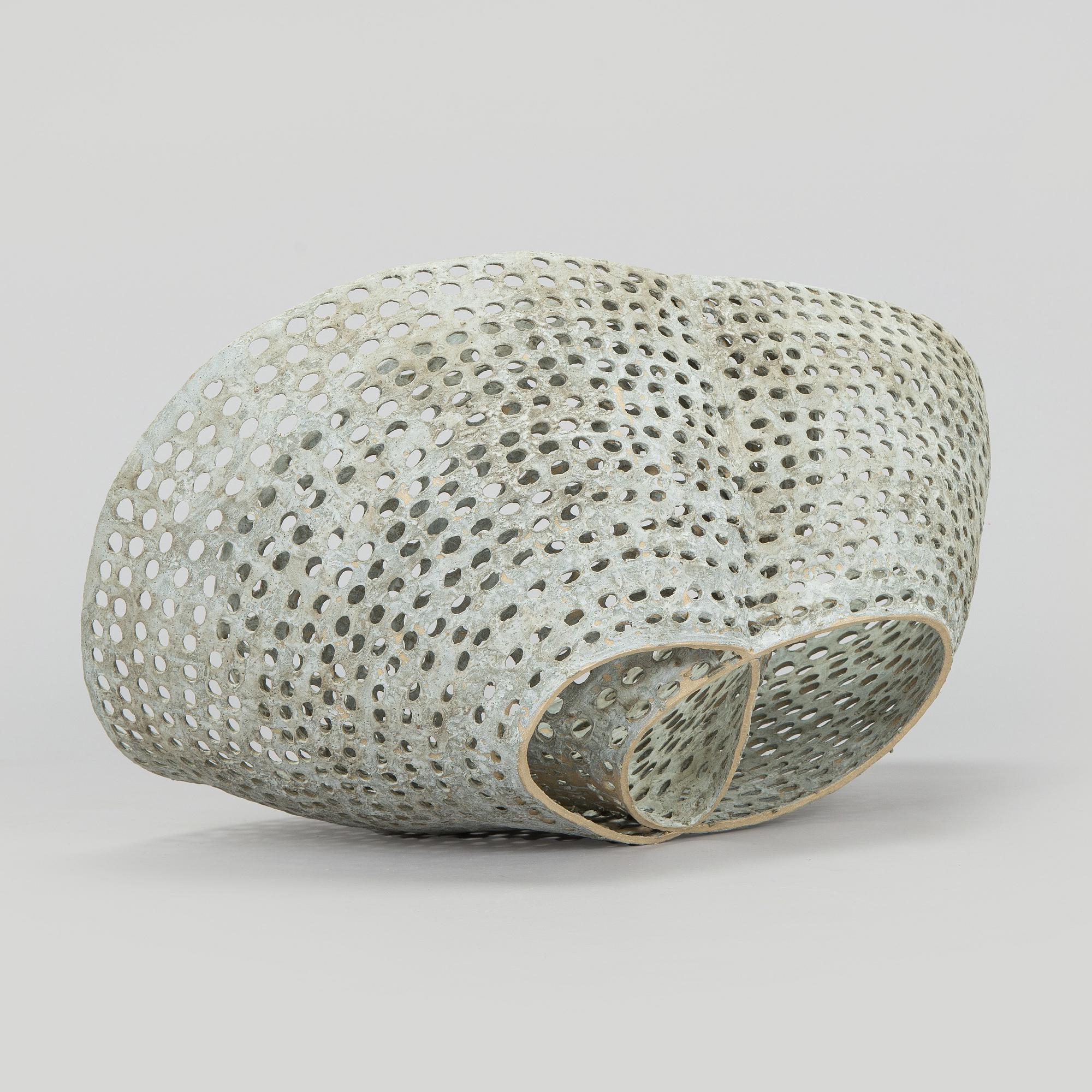 Kristina Riska, veistos, "Basket sculpture" keramiikkaa, signeerattu KR.