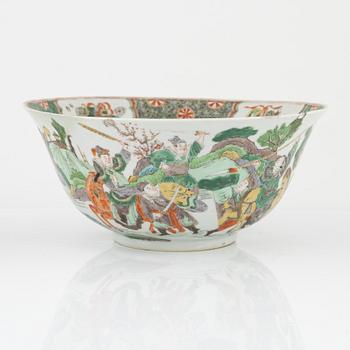 A Chinese famille verte bowl, Qing dynasty, 19th century.