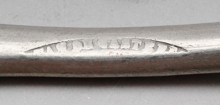 BRÄNNVINSSKEDAR, 4 st snarlika, tenn, 1700-/1800-tal.