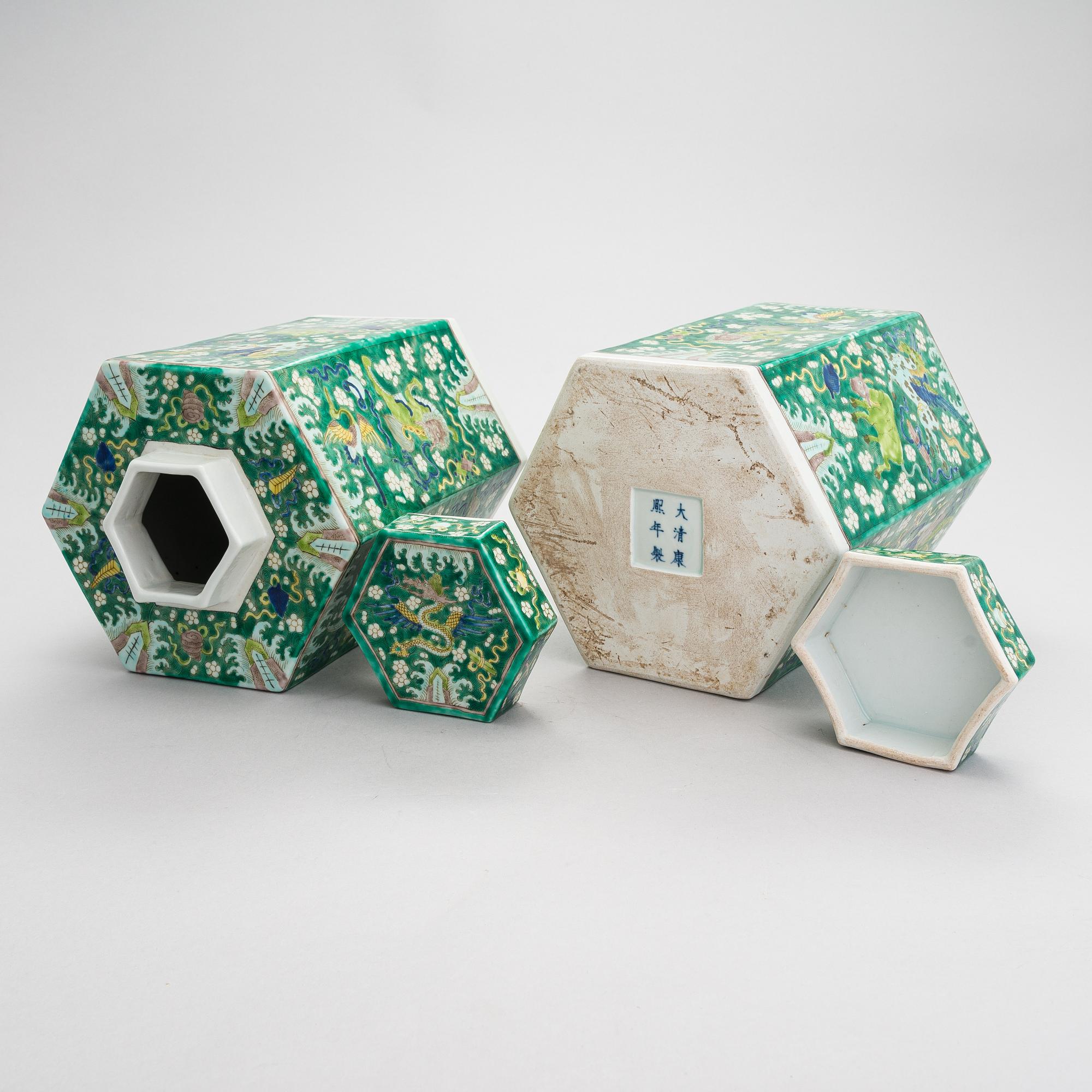 A pair of Chinese porcelain urns with lids, modern manufacturing.