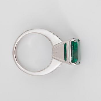 Ring med smaragd, cirka 9.00 ct, och briljantslipade diamanter.
