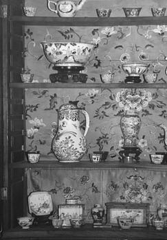 TEKANNA med LOCK, emalj på koppar. Qing dynastin, 1700-tal.