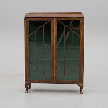 VITRINSKÅP, 1900-talets första hälft.