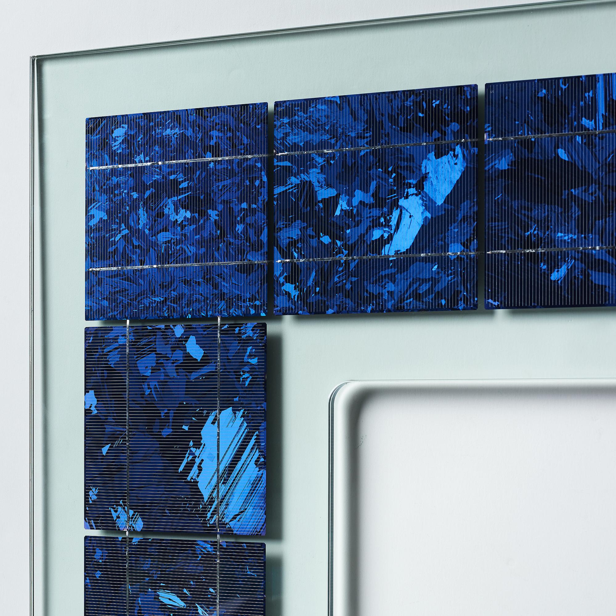 AIDS 3D, utförd 2010. LOF Polycrystalline Solar cell Glass.