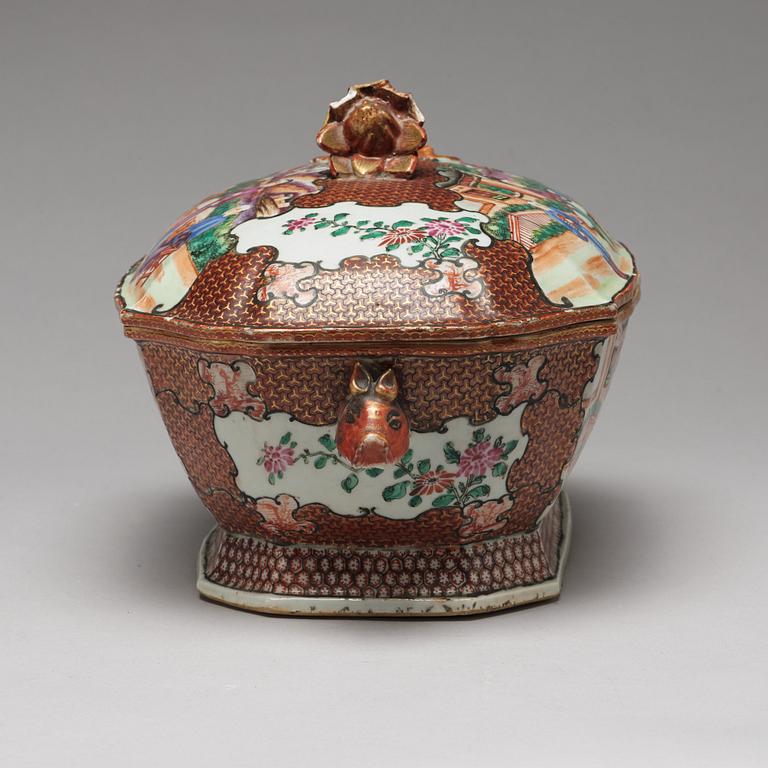 TERRIN med LOCK och FAT, kompaniporslin. Qingdynastin, Qianlong (1736-95).