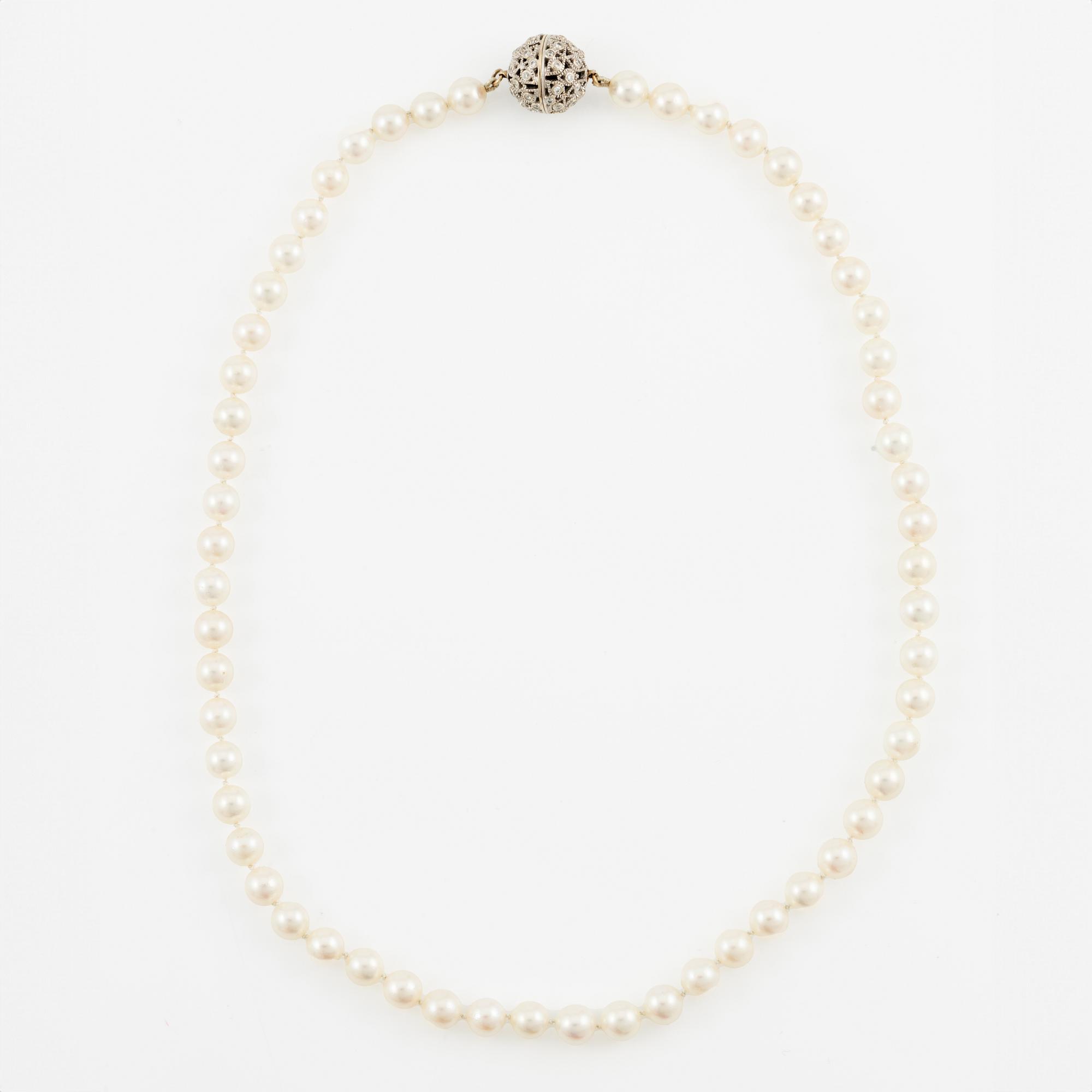 Pärlcollier med odlade pärlor, lås 18K vitguld med små briljantslipade diamanter.
