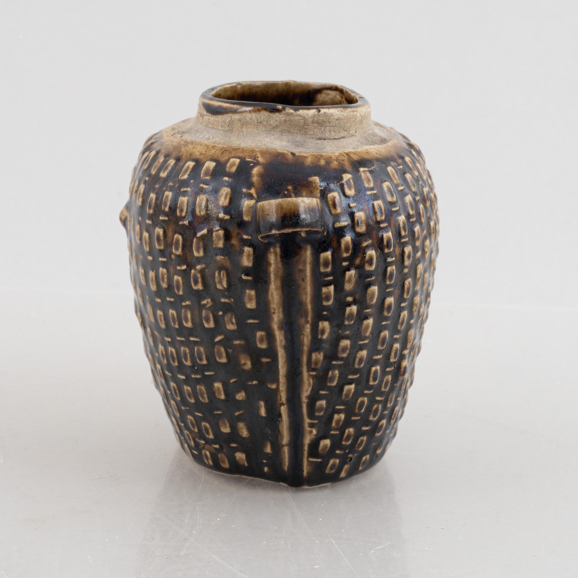 A blue and white bowl and a storage jar, Qing dynasty.