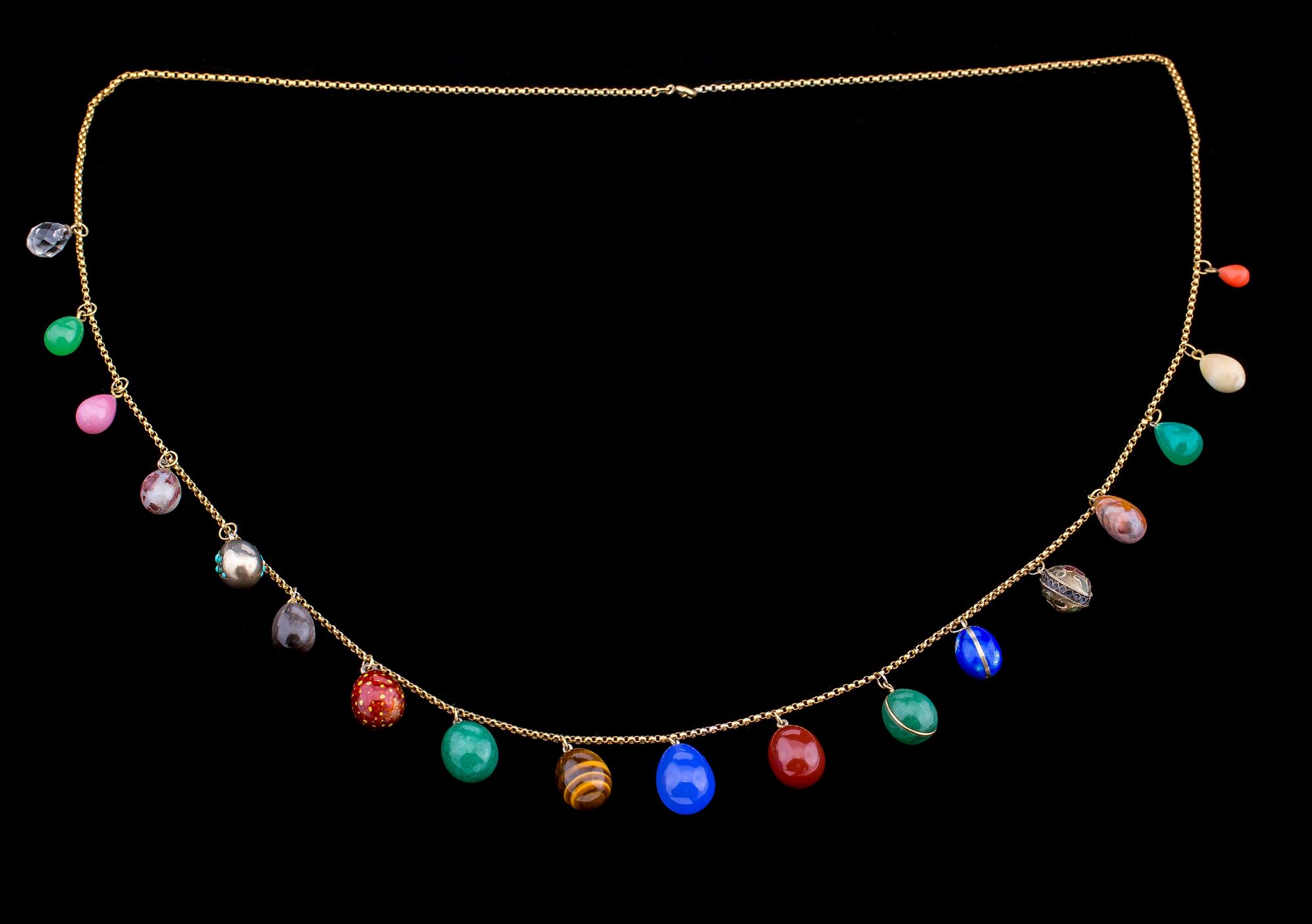 HALSBAND, metall med ägg berlocker, 18 st.
