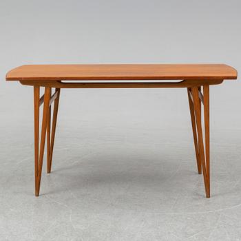 A late 20th Century coffee table.