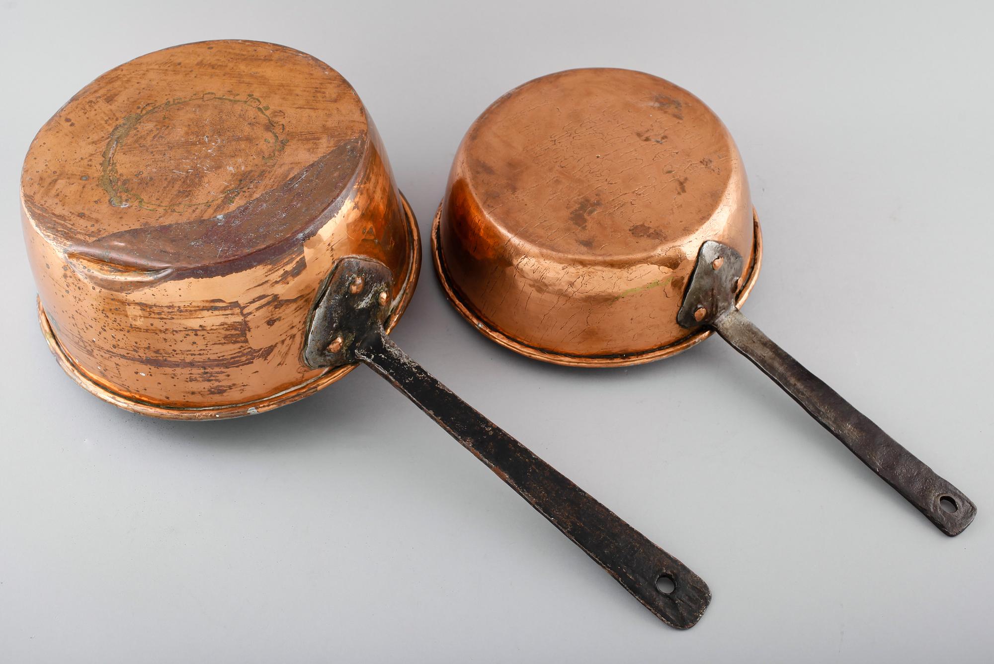 KASTRULLER, 2 st, koppar, 1800-tal.