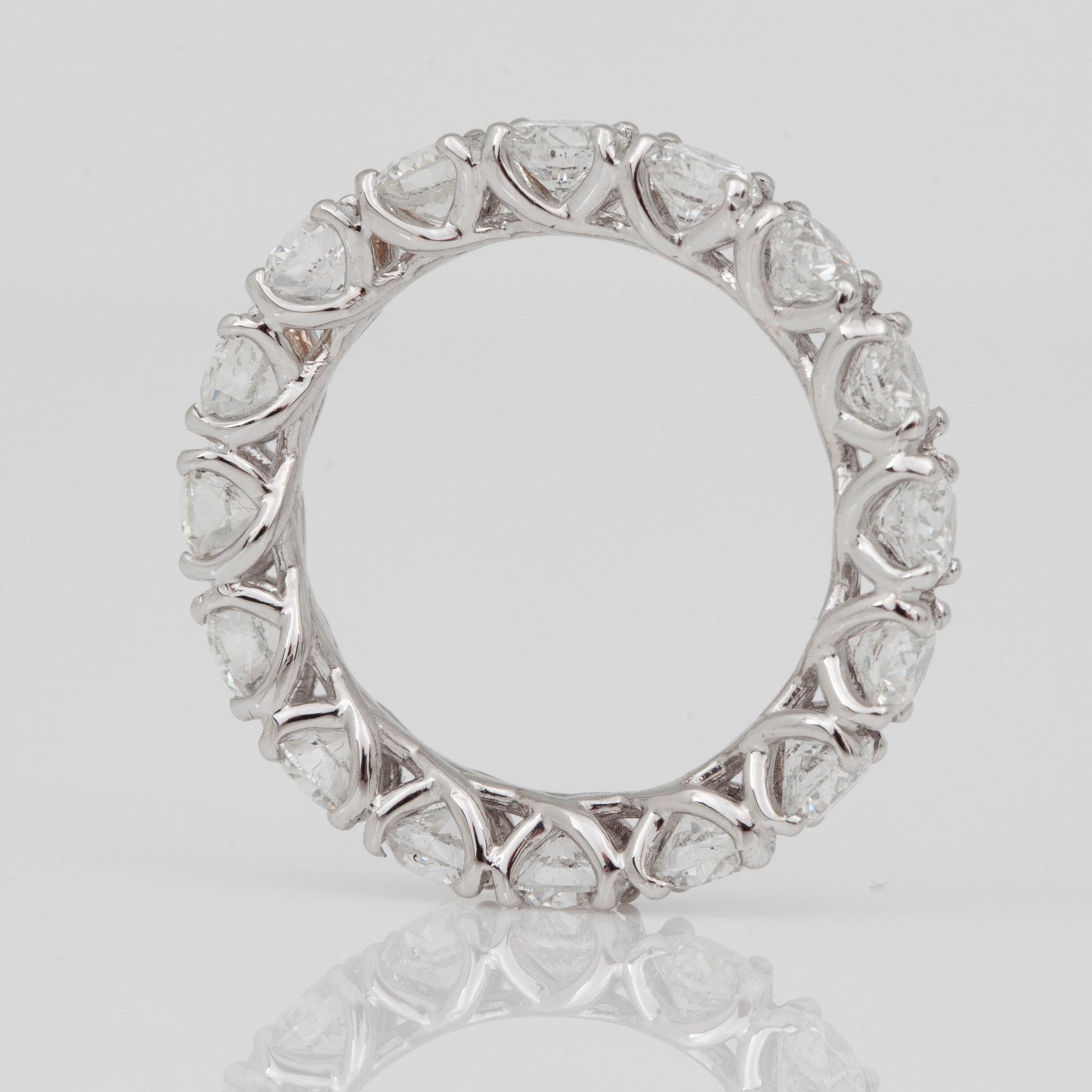 RING, helallians, med briljantslipade diamanter totalt ca 3.75ct.