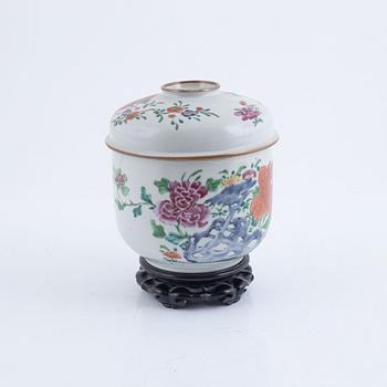 A Chinese porcelain jar with cover and a dish, Qingdynasty, 19th century/late 20th century.