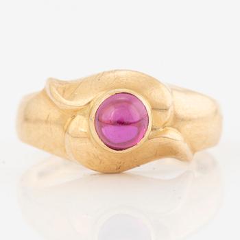 Ring 18K gold with cabochon-cut red synthetic stone.