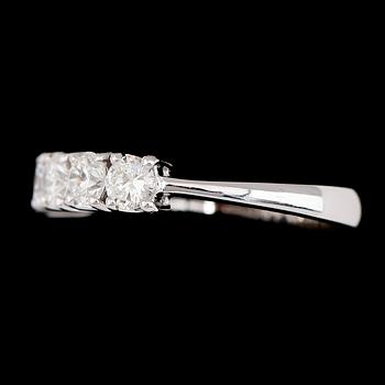 RING, 18K vitguld, briljantslipade diamanter tot ca 1.03 ct. Vikt ca 4 g.