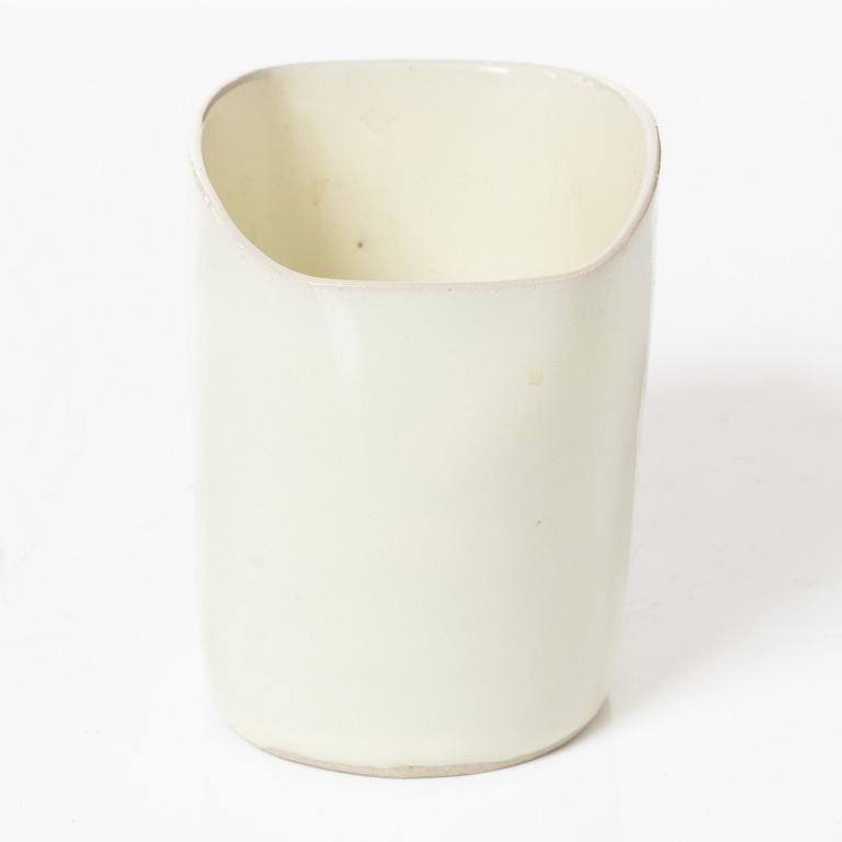 Kennet Williamsson, fyra keramiska objekt, varav tre signerade.