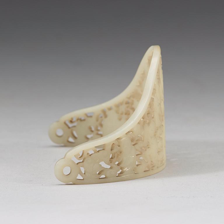 A white nephrite carved hair adornment, late Qing dynasty (1644-1912).